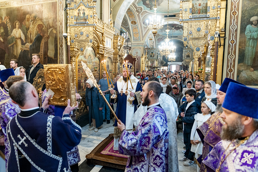 Божественная литургия в праздник Воздвижения Креста Господня в Троицком кафедральном соборе Подольска